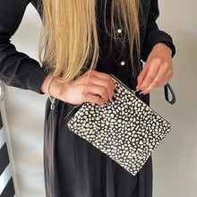 Cargar imagen en el visor de la galería, CLUTCH DE MANO - APPALOOSA BLANCO / NEGRO