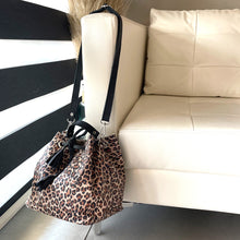 Cargar imagen en el visor de la galería, BUCKET BAG - PRINT / NEGRO