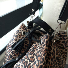 Cargar imagen en el visor de la galería, BUCKET BAG - PRINT / NEGRO