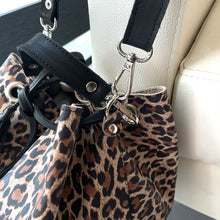 Cargar imagen en el visor de la galería, BUCKET BAG - PRINT / NEGRO