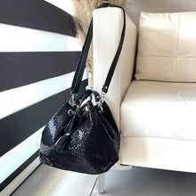 Cargar imagen en el visor de la galería, BUCKET BAG - ANIMAL PRINT NEGRO