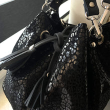 Cargar imagen en el visor de la galería, BUCKET BAG - ANIMAL PRINT NEGRO