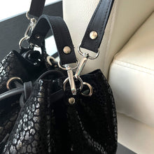 Cargar imagen en el visor de la galería, BUCKET BAG - ANIMAL PRINT NEGRO