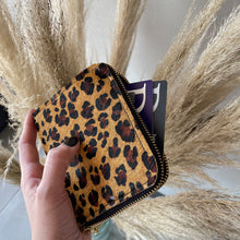 Cargar imagen en el visor de la galería, BILLETERA - NEW STENCIL FOLIA