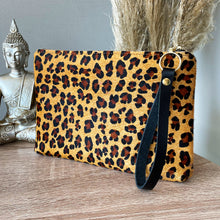 Cargar imagen en el visor de la galería, CLUTCH DE MANO - NEW STENCIL FOLIA