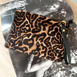 CLUTCH DE MANO - LEOPARD  CHOCOLATE CLARO