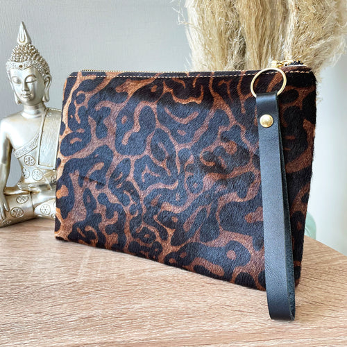 CLUTCH DE MANO - LEOPARD CHOCOLATE