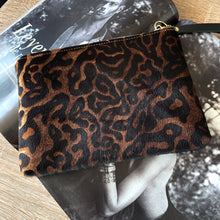 Cargar imagen en el visor de la galería, CLUTCH DE MANO - LEOPARD CHOCOLATE